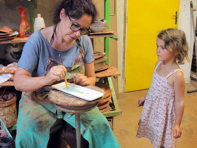 Céramiste au travail à l'atelier de poterie Hostein Noe à Aubagne