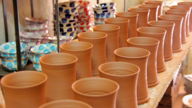 Séchage de poteries - Atelier de poterie Hostein Noe à Aubagne.