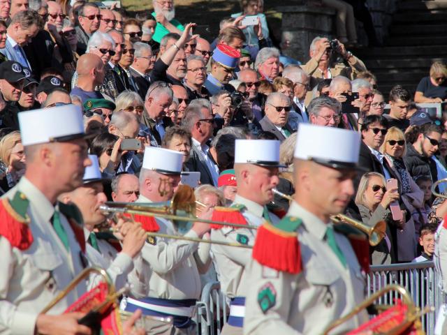 defile-musique-legion-etrangere-spectateurs-camerone-oti-aubagne-scaled.jpg