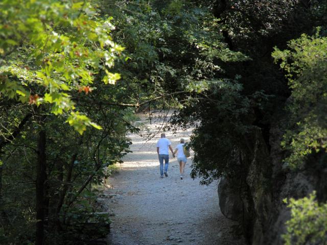 Encanaux Auriol Sainte Baume Couple Promenade Oti Aubagne