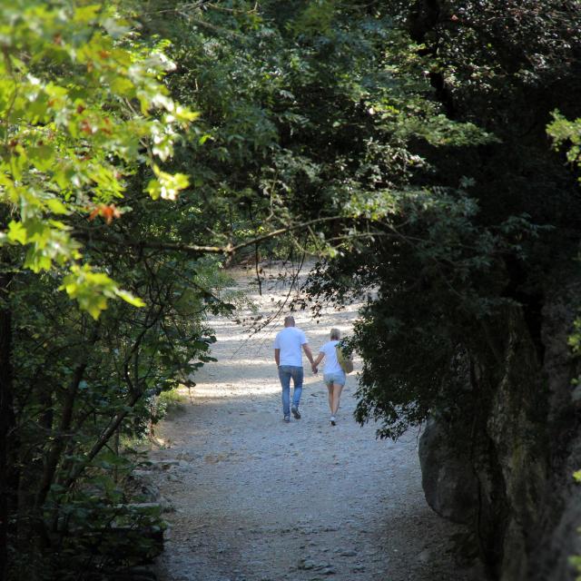 Encanaux Auriol Sainte Baume Couple Promenade Oti Aubagne