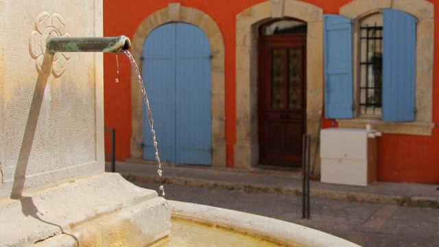 Fontaine Maison Facade Orange Saint Zacharie Oti Aubagne