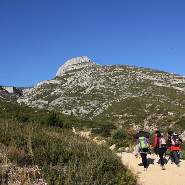 Randonneurs Sentier Massif Garlaban Oti Aubagne