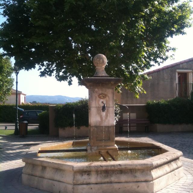 fontaine-belcodene-village-oti-aubagne.jpg