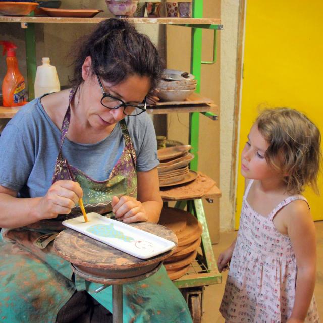 Création d'un repose-cuillère à l'atelier de poterie Hostein Noe à Aubagne.