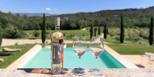 verres-bouteille-vin-rose-domaine-roque-forcade-artais-studio-oti-aubagne-scaled.jpg